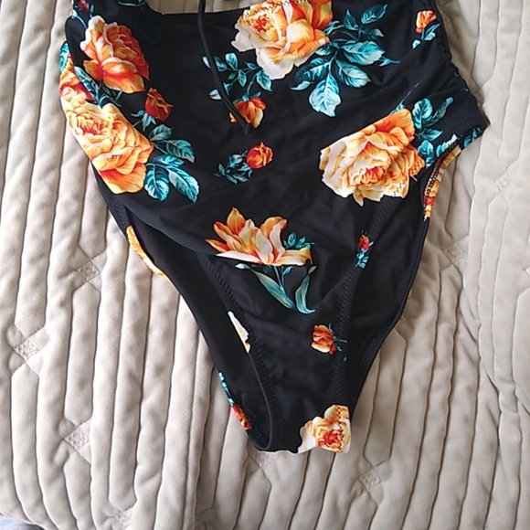 Swimsuit One Piece women's size small NWOT - Picture 5 of 5